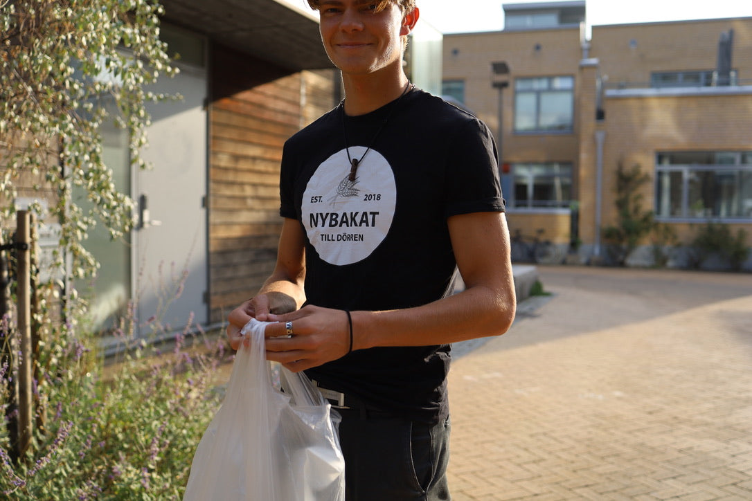 Leverans av nybakade frallor till hushåll på lördag morgon